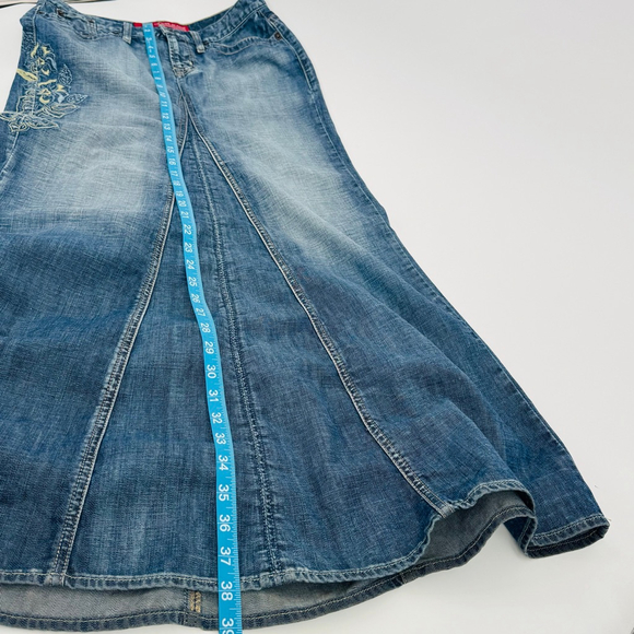 Y2K Guess Embroidered Flared Denim Maxi Skirt Size 26 Roses Western Boho - Picture 9 of 10